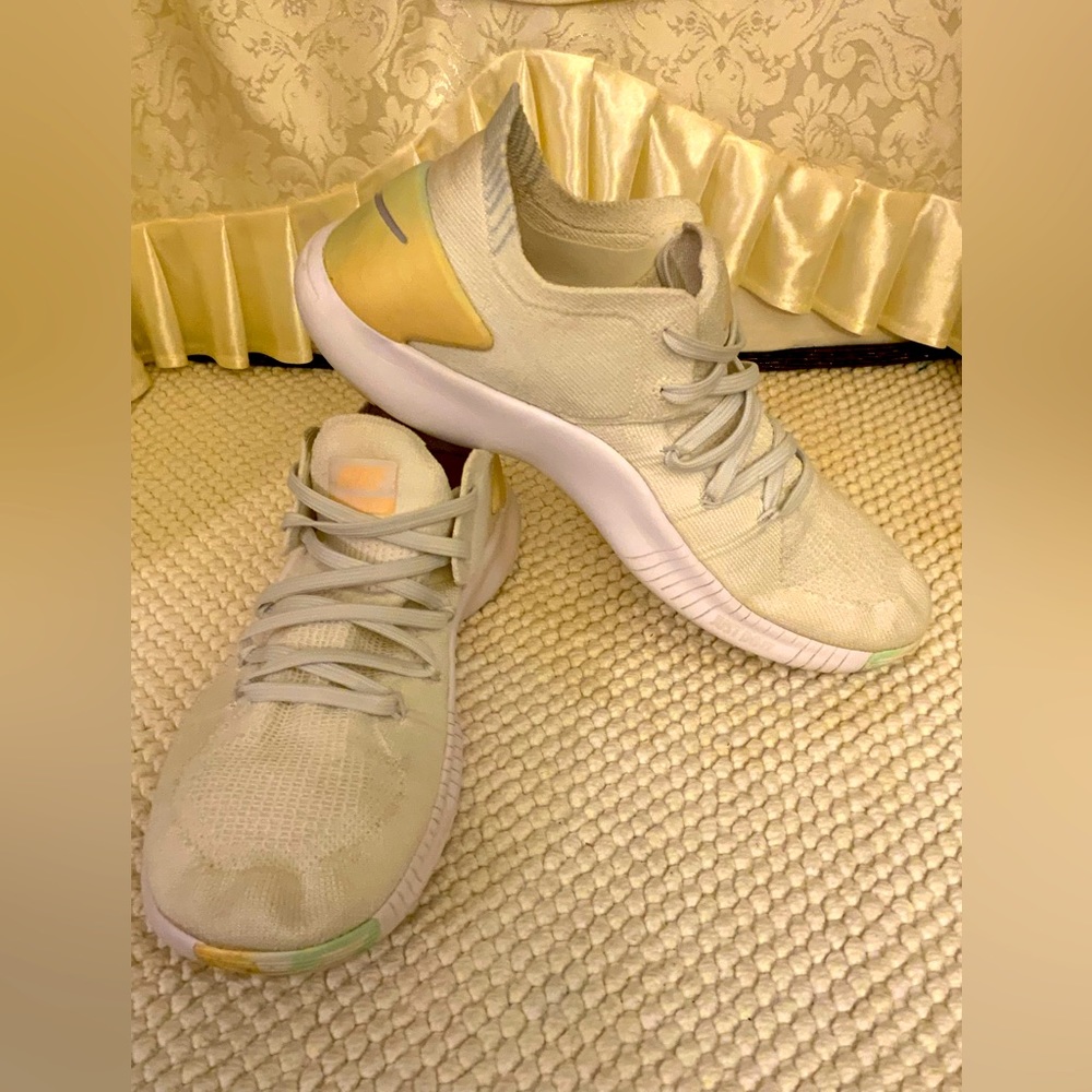 NIKE